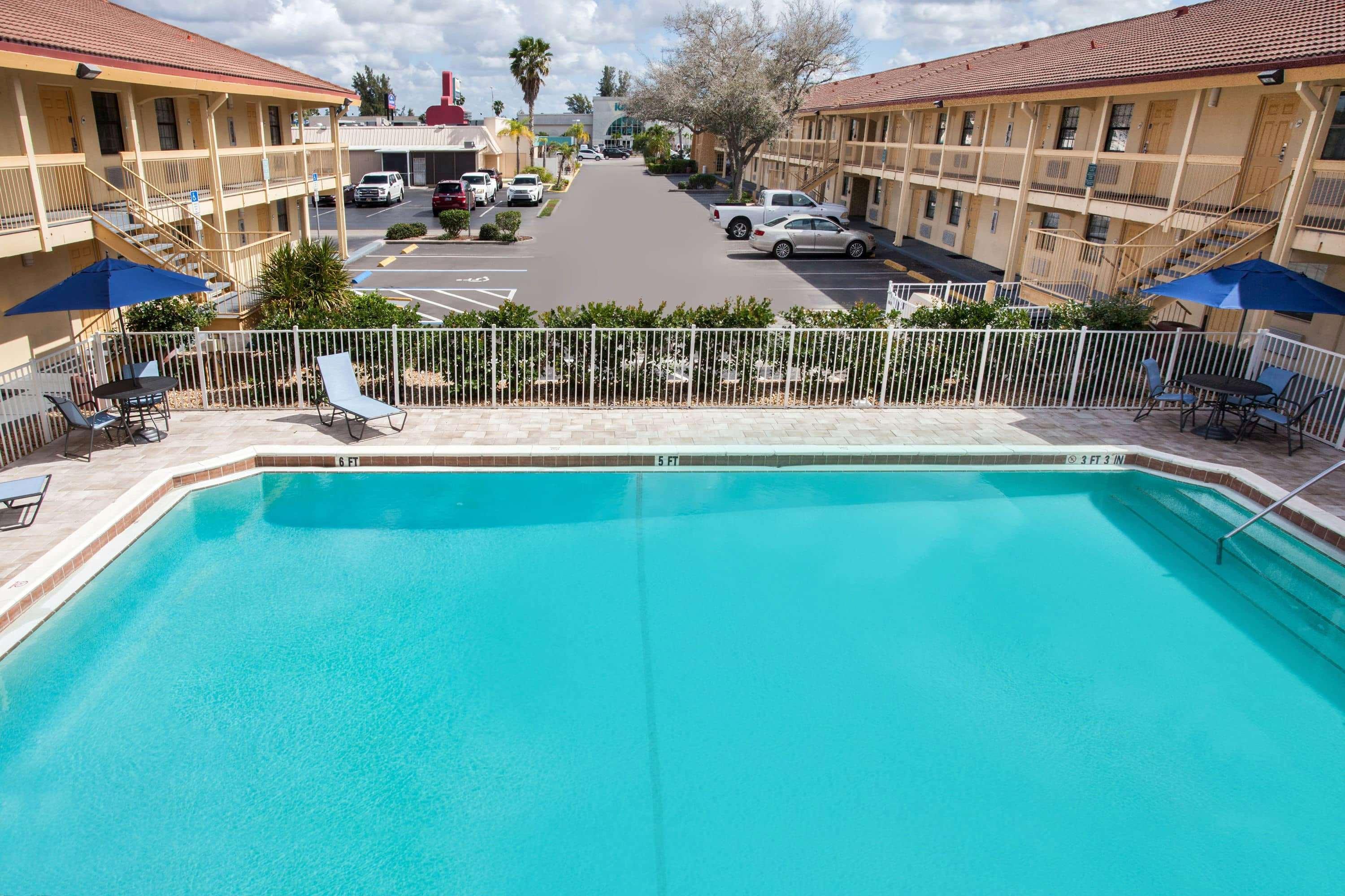 Baymont By Wyndham Fort Myers Central Экстерьер фото