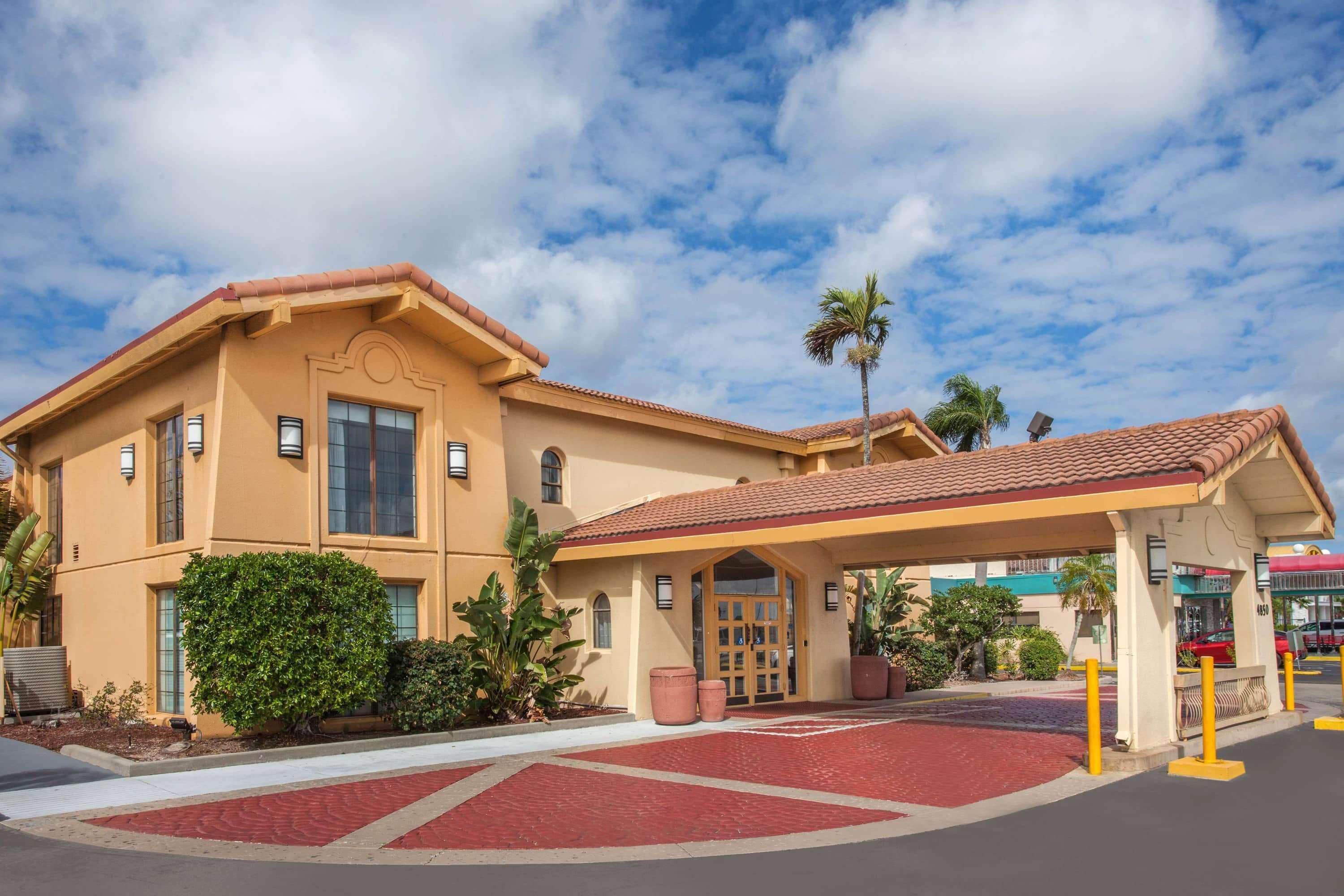 Baymont By Wyndham Fort Myers Central Экстерьер фото