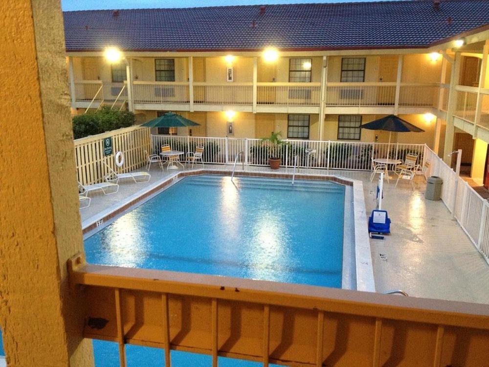 Baymont By Wyndham Fort Myers Central Экстерьер фото