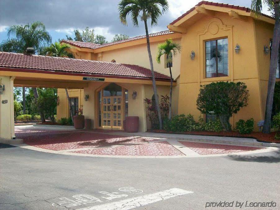 Baymont By Wyndham Fort Myers Central Экстерьер фото
